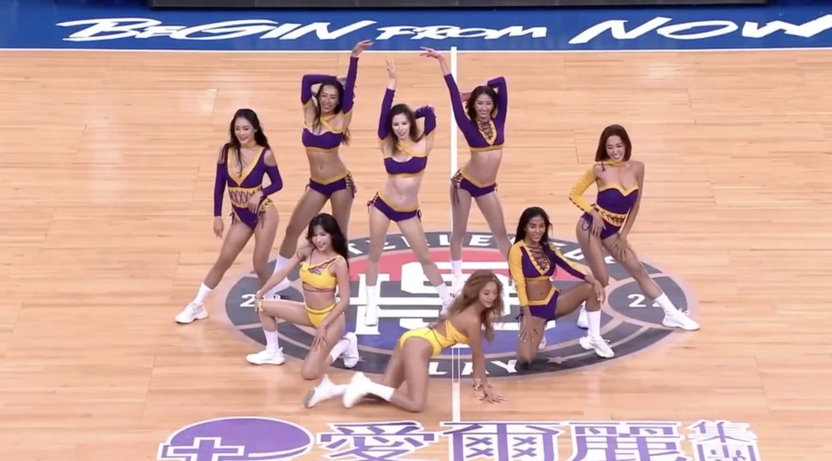 ▲近日，就有一段啦啦隊跳舞影片在臉書瘋傳，幾位隊員穿著火辣跳著整齊的刀群舞，引爆討論。（圖/Cora可妹臉書）