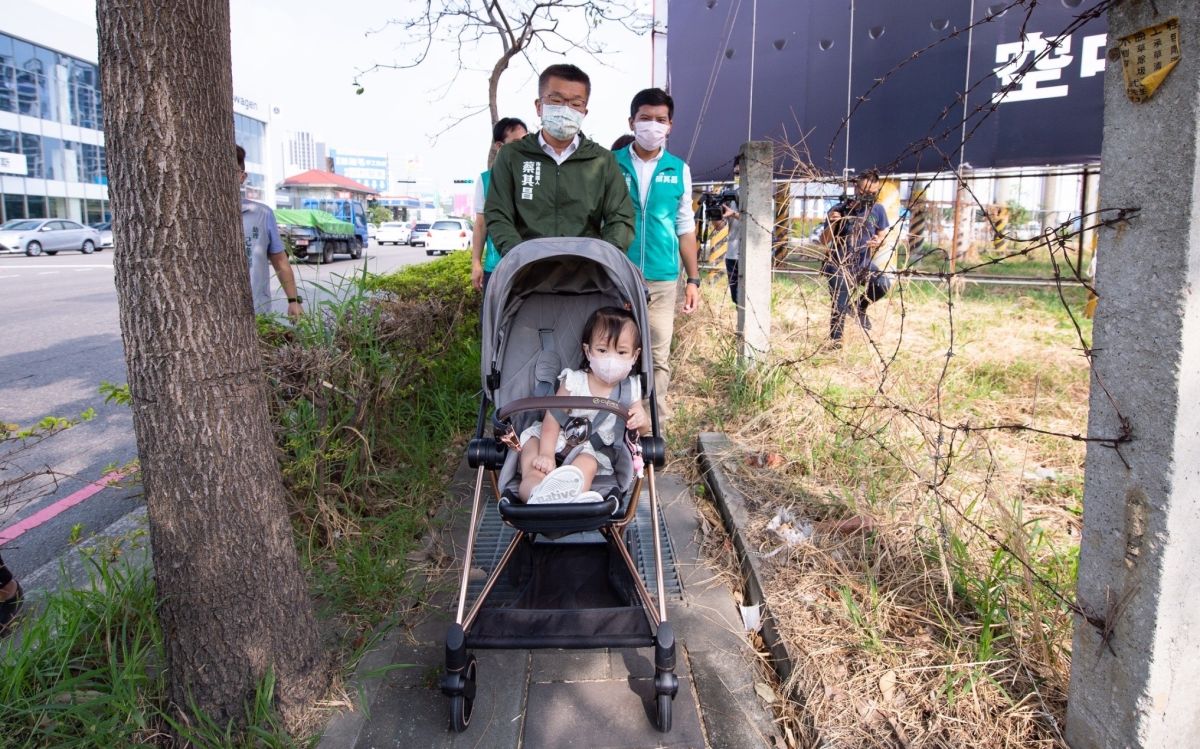 ▲蔡其昌發現即使是新興開發區，台中的人行道往往只容一人通行，樹穴、發電箱佔掉一半寬度。（圖／蔡其昌競辦提供，2022.09.29）