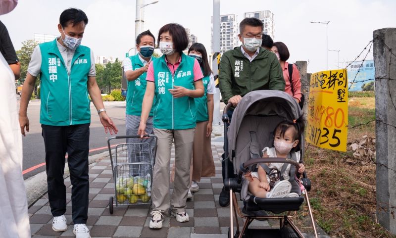 ▲蔡其昌與何欣純各自推嬰兒車、拉菜籃車，測試台中市人行道對行人的友善程度。（圖／蔡其昌競辦提供，2022.09.29）