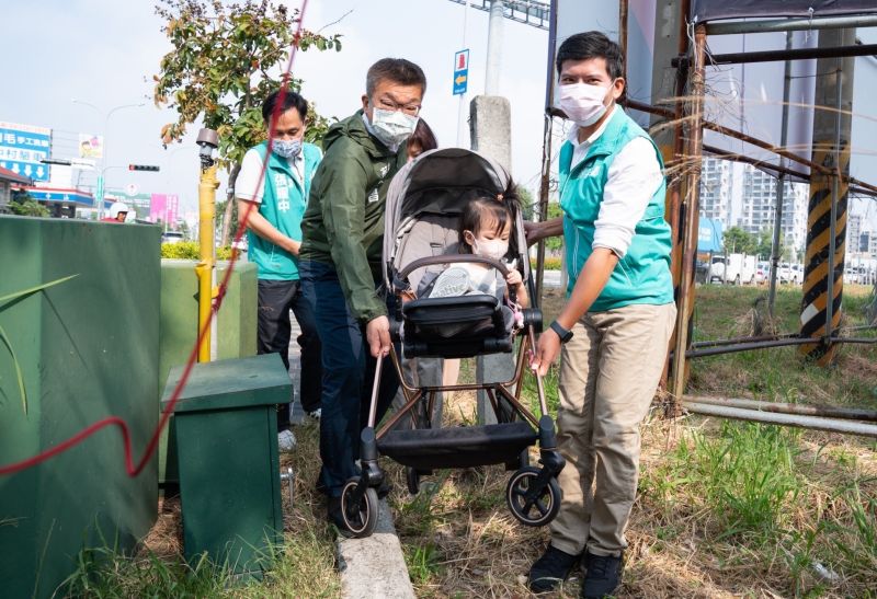 ▲台中的人行道完全不考慮行人需求，路口被大型變電箱擋路，新手爸媽得連車帶嬰扛起才能通關。（圖／蔡其昌競辦提供，2022.09.29）