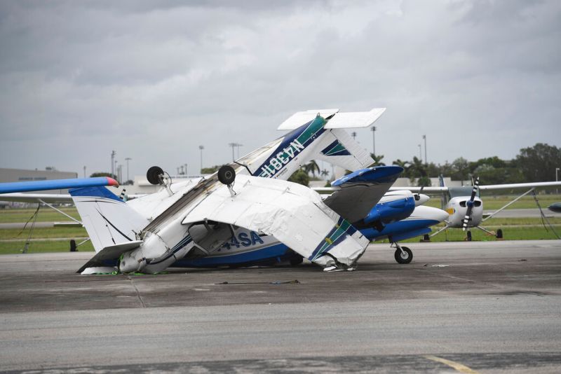 ▲颶風伊恩（Ian）以4級威力侵襲美國佛羅里達州西南部海岸，佛州作為美國航空重鎮，不少機場被迫關閉，超過5千航班取消。圖為輕型飛機受颶風影響毀損照。（圖／美聯社／達志影像）