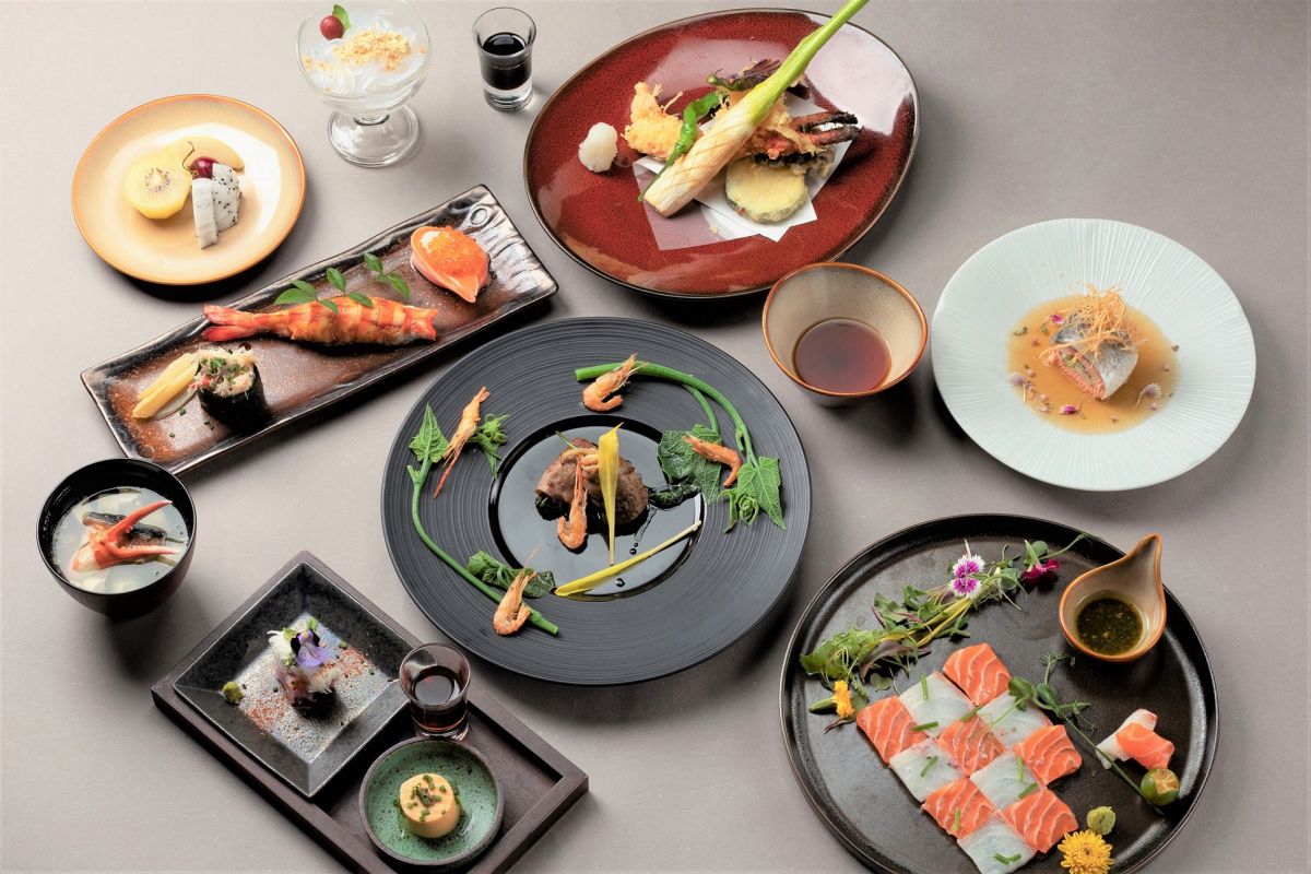 ▲台南大員皇冠假日酒店煉瓦餐廳推出蟹鮭雙鮮饗宴（圖／台南大員皇冠假日酒店提供）