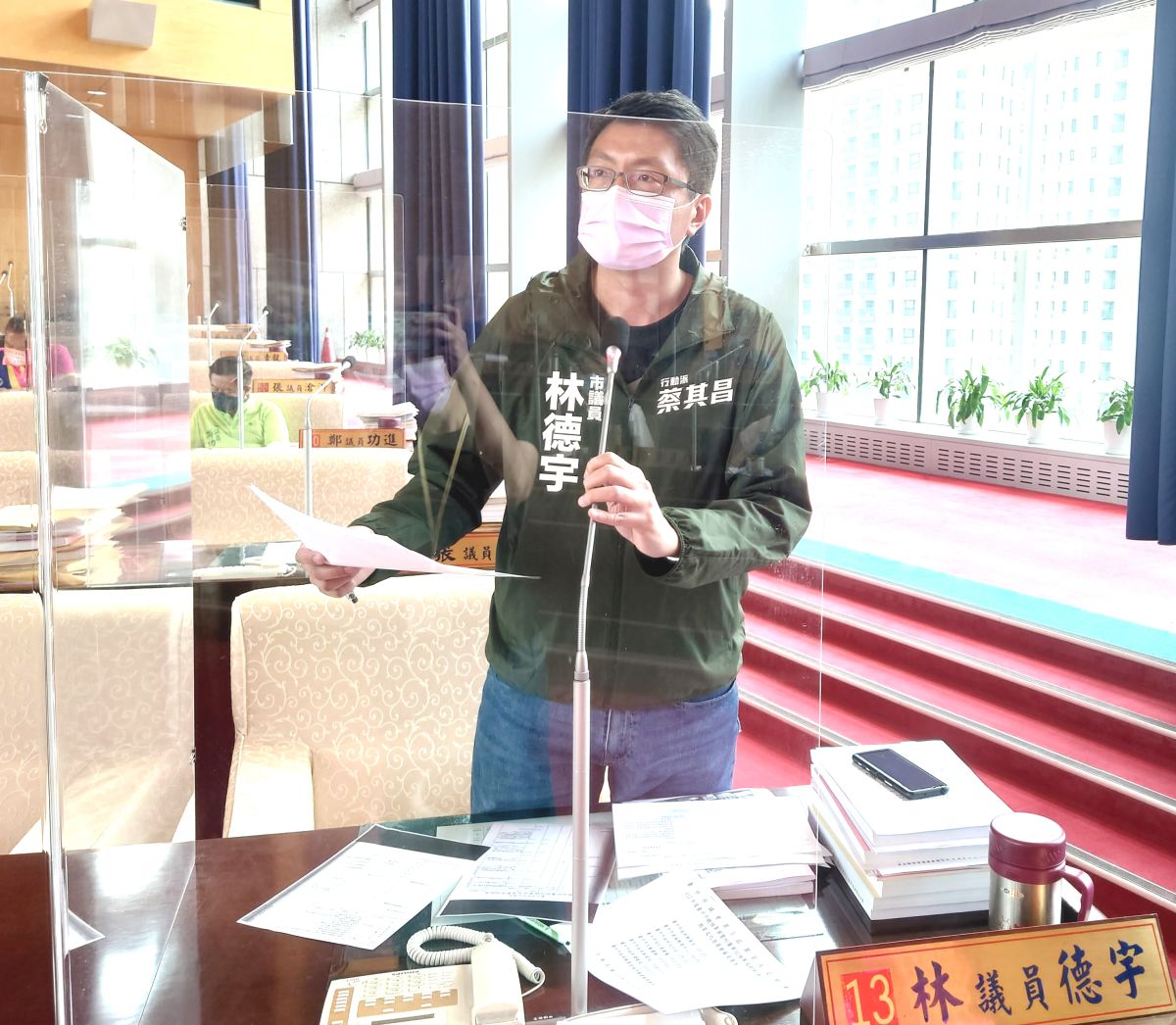 ▲議員林德宇要求，交通局清查列管全市紅綠燈，應投保公共意外責任險(圖／柳榮俊攝2022.9.29)