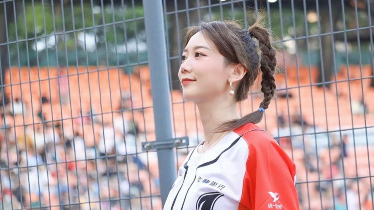 ▲統一獅Uni-Girls的成員「大嫂」艾璐，蹲下來和小球迷們聊天，險些走光。（圖／翻攝自艾璐IG）