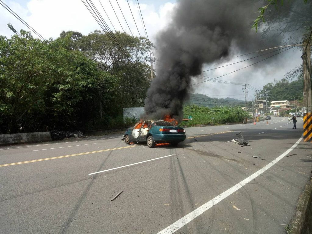 ▲苗栗縣獅潭鄉台3線122公里路段今天下午發生火燒車事故，1輛轎車自撞山壁後起火燃燒，消防隊獲報抵達時車輛已陷入火海，所幸女駕駛及時逃生，輕傷送醫救治。（圖／中央社）