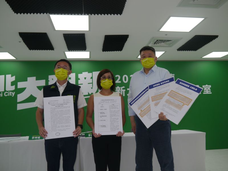 ▲民進黨新北市長候選人林佳龍競選辦公室發言人李坤城、李晏榕及何博文召開記者會，針對博士論文內容涉及特權取得、個資隱私及公器私用等疑問，要求侯友宜說清楚。（圖 ／記者吳嘉億攝，2022.9.29）