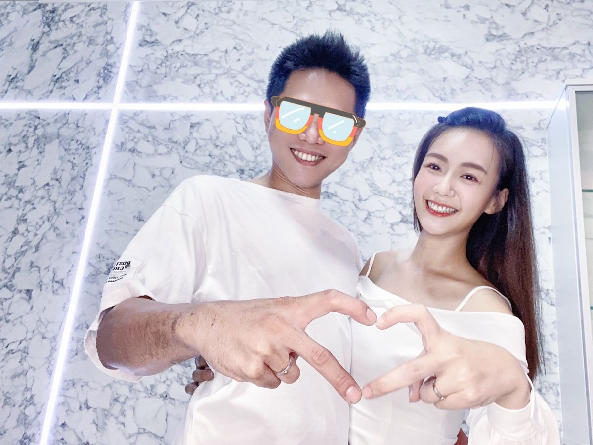 ▲本土劇女神李又汝與交往13年的男友登記結婚，特別穿白色洋裝拍照。（圖／民視提供）