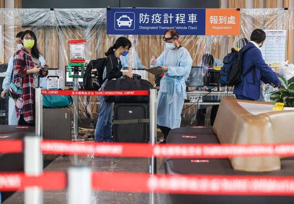▲交通部長王國材29日說，將儘快公布團體旅客出入境指引，包含入境旅客每2天要快篩1次，且導遊領隊有檢查責任。圖為入境旅客在台北松山機場準備搭乘防疫計程車。（圖／中央社檔案照片）