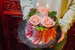 ▲問鼎為10月壽星送上「生日肉蛋糕」。（圖／馬辣集團提供）