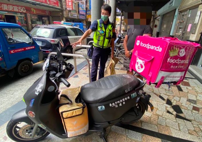 ▲台南市一名高姓外送員，日前從網物網站上買了趣味貼紙，包含「臺南市政府警察局巡邏車」，並且附註「沒有這台」等字樣，並貼在機車身上。（圖／翻攝畫面）