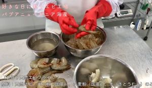 ▲日本一間水產公司,採納了一套常自由的管理方式後,業績卻反倒蒸蒸日上,長達數年都沒有兼職員工離職。(圖/翻攝武藤北斗YouTube頻道) ▲工廠的主要工作就是將巴布亞紐幾內亞產的蝦子去殼。(圖/翻攝武藤北斗YouTube頻道)