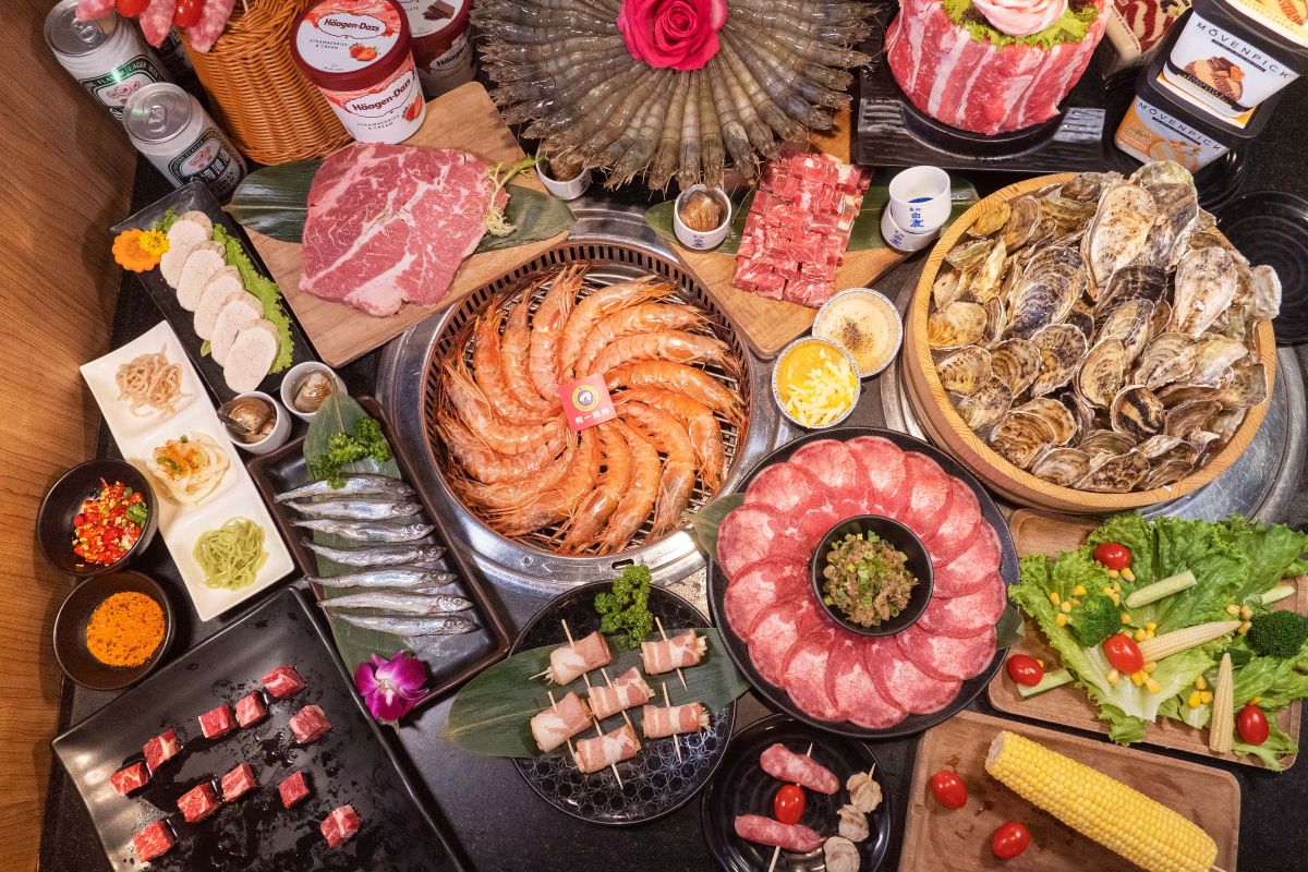 ▲10月壽星熊一燒肉可享全桌免費升級「美國見島和牛」吃到飽，哞哞屋和牛燒肉大方則給出超過手掌的浮誇「巨大海虎蝦」吃到飽。（圖／馬辣集團提供）