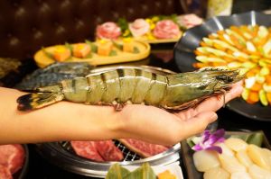 ▲10月壽星快到哞哞屋和牛燒肉可享「巨大海虎蝦」吃到飽。（圖／馬辣集團提供）