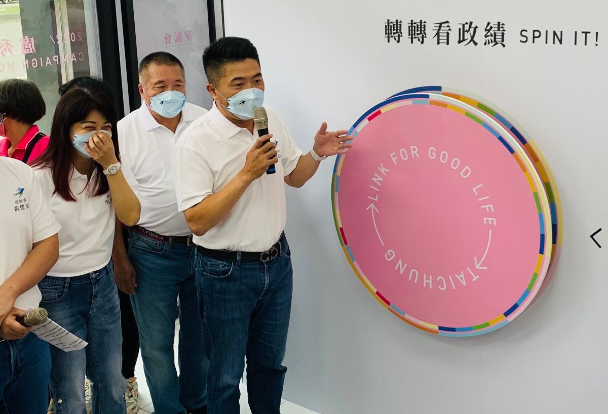 ▲前國民黨立委顏寬恒指控周玉蔻等人，在中二補選期間對他及家人進行毀滅性攻擊，但「唯黨是從」的NCC忌憚鷹犬不敢開罰。圖為顏寬恒日前解說盧秀燕競選總部的陳設內意涵。（資料畫面／記者顏幸如攝，2022.09.29）