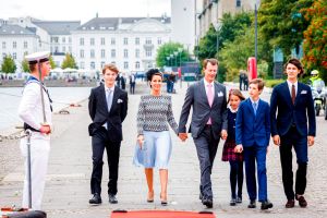 ▲丹麥女王瑪格麗特二世（Queen Margrethe II）拔除次子尤阿金王子（Prince Joachim）4名子女的頭銜。由左至右依序為：費利克斯王子（Prince Felix）、瑪麗王妃（Princess Marie）、尤阿金王子、雅典娜公主（Princess Athena）、亨瑞克王子（Prince Henrik）、尼古拉王子（Prince Nikolai）。（圖／美聯社／達志影像）