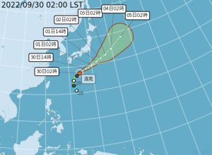 ▲第18號「中颱洛克」，在琉球東方海面向東北，朝日本南方海面前進，隱含動向仍有變化，但對台無影響。（圖／翻攝畫面）