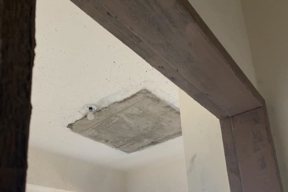 ▲原PO參觀預售屋時，發現天花板和側牆上有不明方形洞，內行解答：「每家都有」。（圖／臉書社團《買房知識家 房賣房攏滴+》） 