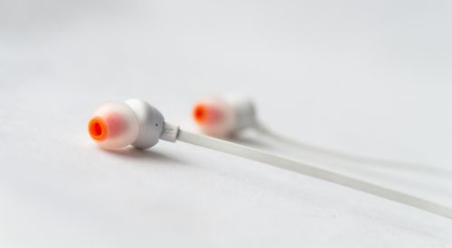 ▲相較無線耳機需要充電、配對，還可能因電池老化而縮短續航，有線款只要連接裝置即可使用，也能降低遺失風險，價格通常更親民。（示意圖／取自Pixabay）