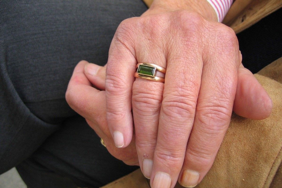 ▲美魔女阿姨喊每月給3.5萬包養他，男見入帳通知怕爆。（示意圖／Pixabay）