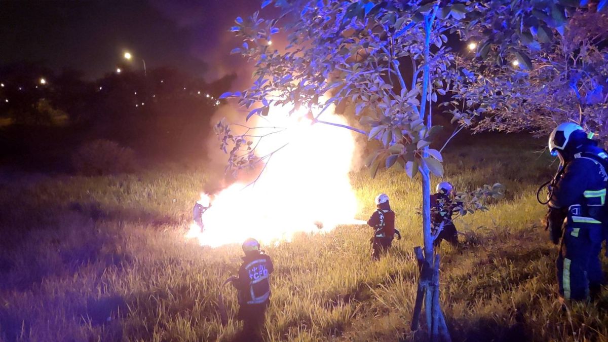 ▲一輛白色自小客車不明原因突然衝破護欄，隨後整輛車便燃起熊熊烈火。（圖／翻攝畫面）