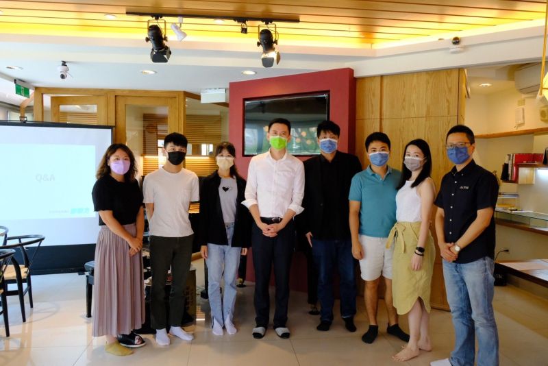 ▲年僅23歲的竹北市民代表候選人邵啟月，是這次九合一大選中全國最年輕的候選人，她昨日(29日)和竹北市長候選人、民進黨新竹縣黨部主委鄭朝方，共同與第一線音樂教育社群、民間教育單位負責人聚會。（圖/鄭朝方團隊提供）