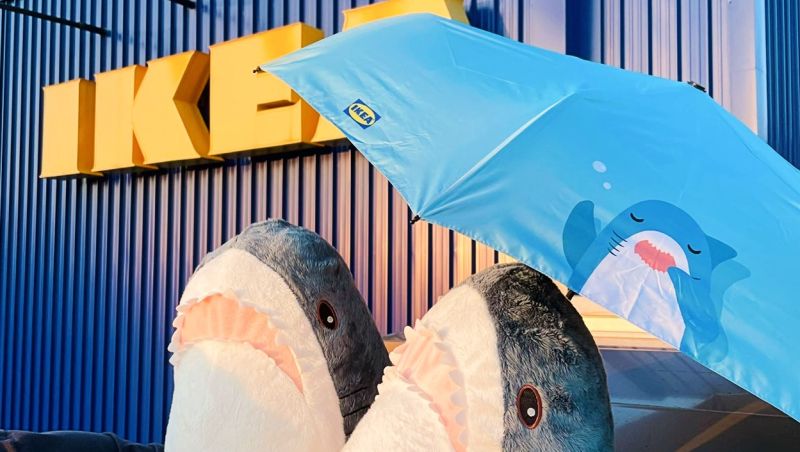 ▲IKEA當家網紅鯊鯊變身超萌摺疊傘，消費滿249元可獲1點，集滿5點免費送。（圖／取自IKEA內湖店粉專）