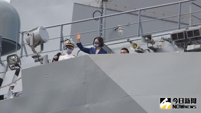 ▲蔡英文總統親臨玉山艦交艦典禮,在操控台右舷揮手致意。(圖/記者呂炯昌攝,2022.09.30)