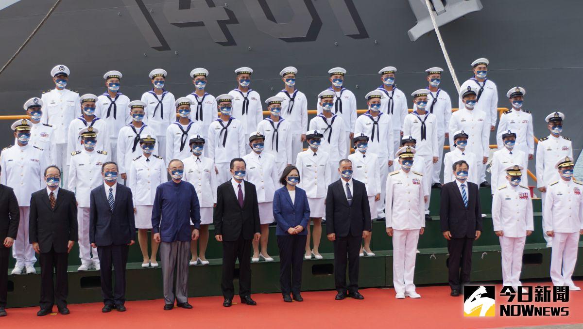 ▲蔡英文總統親臨玉山艦交艦典禮，與官兵合影。（圖／記者呂炯昌攝）