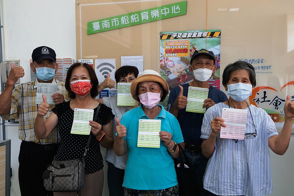 ▲長輩們一早刷簿子，發現敬老金及防疫補貼已入帳，開心笑呵呵（圖／記者林怡孜攝，2022,09,30）