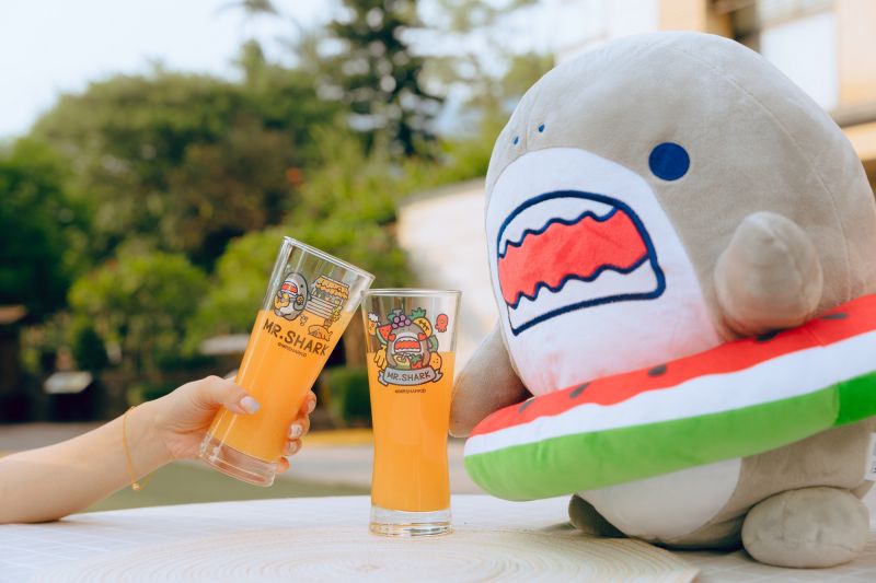 ▲鯊魚先生玻璃杯共2款，加購價149元，容量394ml。（圖／業者提供）