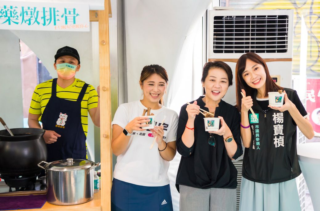 ▲無黨籍台北市長參選人黃珊珊（右二）與民眾黨台北市議員參選人楊寶楨（右）、陳思宇（左二）出席「陳思宇競選辦公室暖屋活動」。（圖／黃珊珊競辦提供）