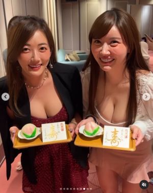 ▲▼姚采辰和閨密拿壽桃合照。(圖/翻攝自姚采辰IG) ▲▼姚采辰和閨密拿壽桃合照。(圖/翻攝自姚采辰IG)