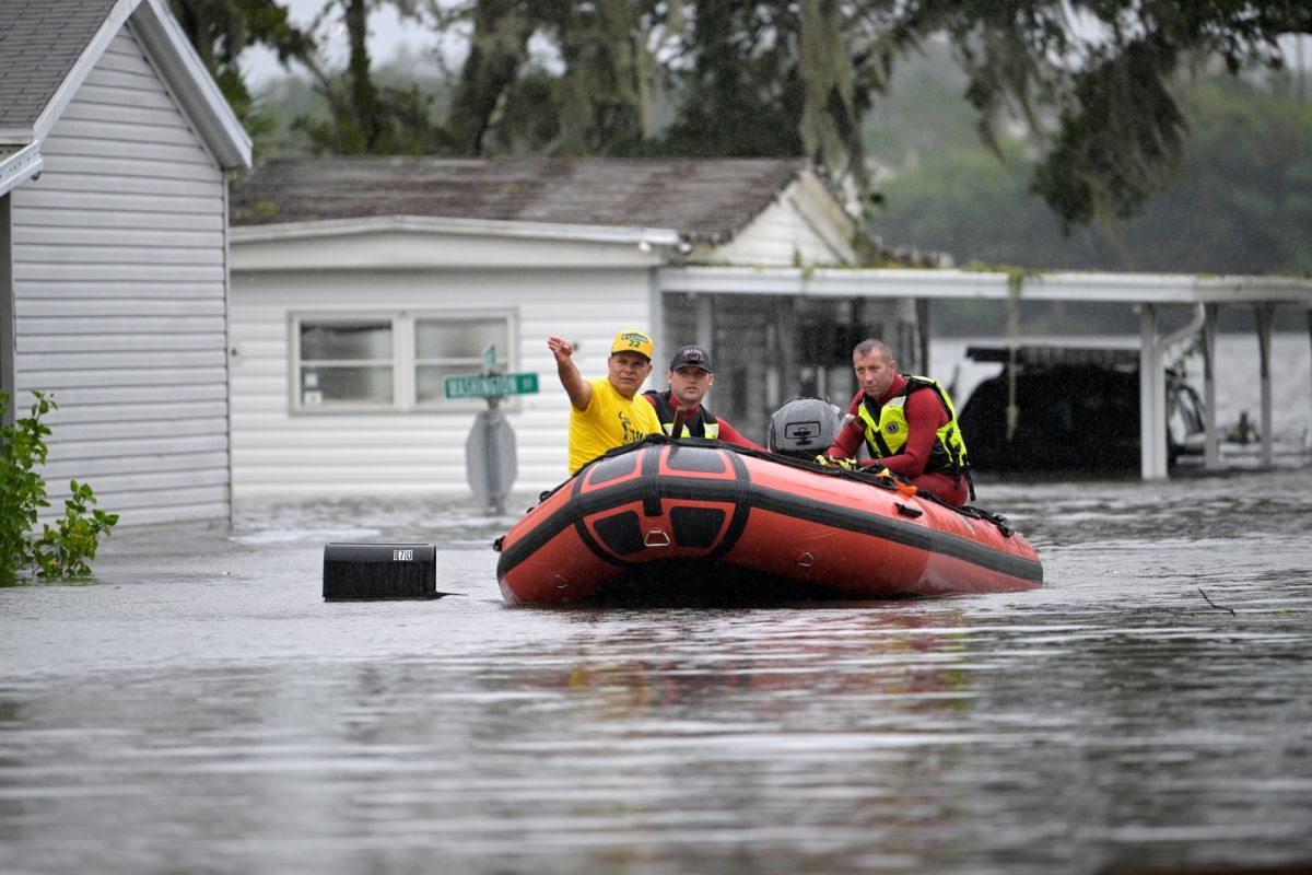 ▲美國佛羅里達州居民今天看到伊恩颶風（Hurricane Ian）造成的災情莫不瞠目結舌，面臨巨大的災後重建工作之餘，還得擔心颶風餘威恐對東岸帶來更多水患。（圖／美聯社／達志影像）