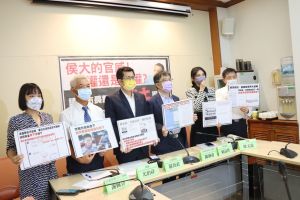 羅致政、賴品妤、謝佩芬等人與學者及律師召開記者會,再對侯友宜博士學位、造假聲明提出質疑。 ▲羅致政、賴品妤、謝佩芬等人與學者及律師召開記者會,再對侯友宜博士學位、造假聲明提出質疑。(圖/羅致政辦公室提供)