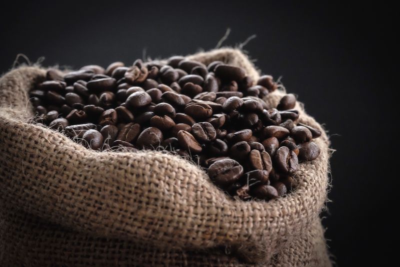 ▲台灣進口咖啡豆達9590萬磅，一年預估可賣出28億杯的咖啡飲品。（示意圖／取自unsplash）
