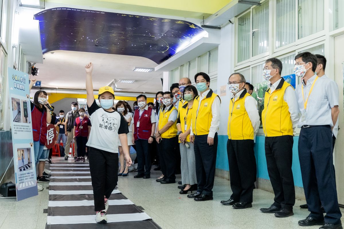 ▲副總統賴清德（右4）今（30）日到台北市銘傳國小出席「安全教育動起來 交安隊長帶您GO」記者會，了解交通安全教育成果。（圖／靖娟基金會提供）