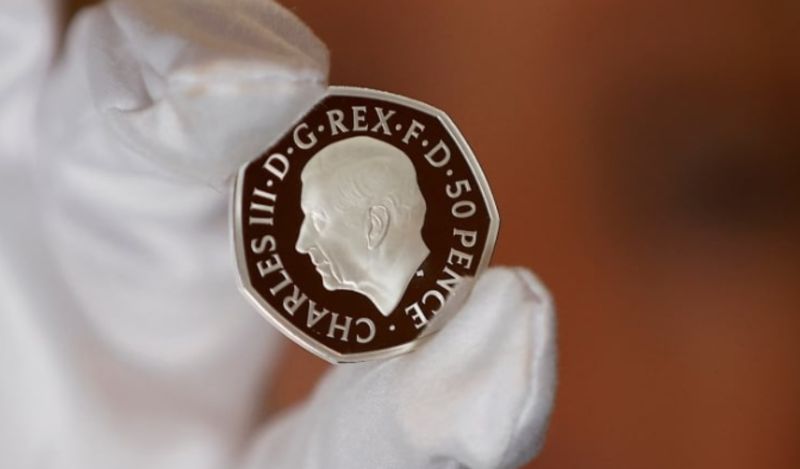 ▲英國皇家鑄幣廠（Royal Mint）推出首批印有國王查爾斯三世肖像的硬幣。（圖／翻攝自路透社）