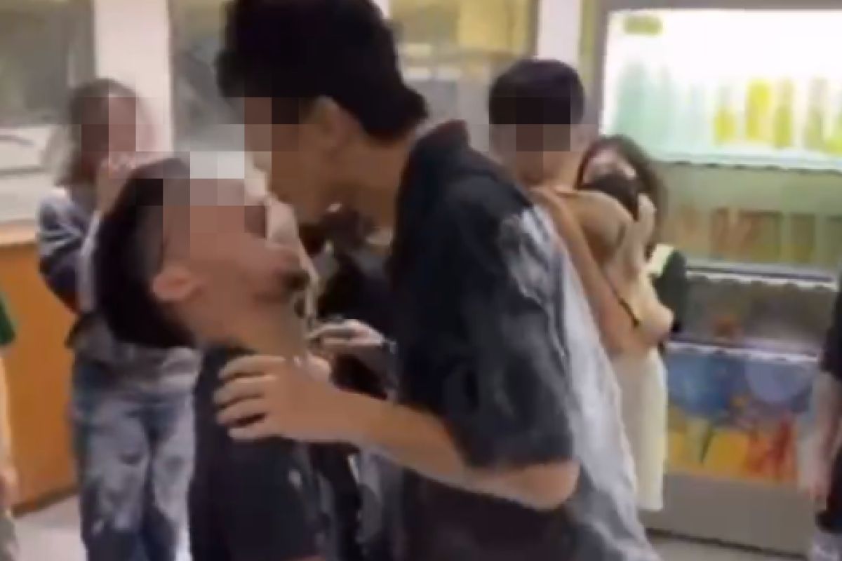 ▲龍華科大荒誕的迎新影片曝光，男女生嘴對嘴傳水，網友全看傻。（圖／截自黑色豪門企業 Telegram） 