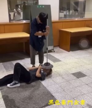 男大生用拖把幫女大生「擦臉」。(圖/截自黑色豪門企業 Telegram) ▲男大生用拖把幫女大生「擦臉」。(圖/截自黑色豪門企業 Telegram)