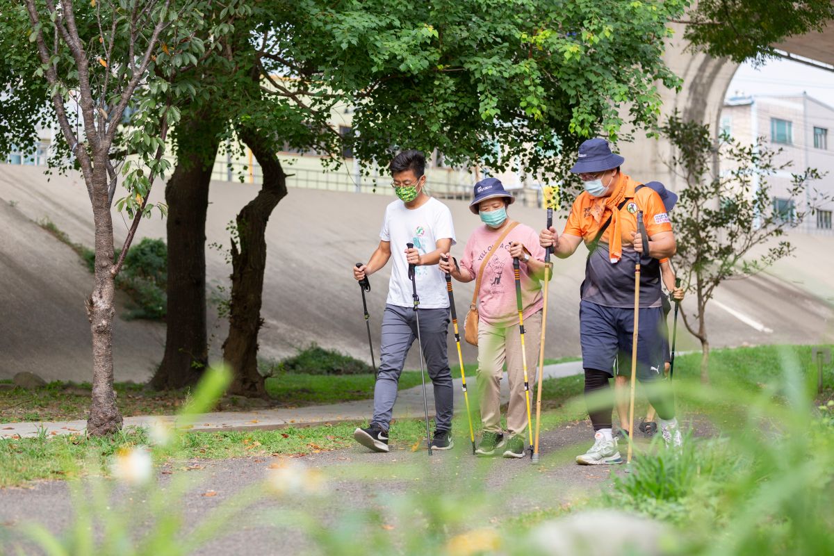 ▲帕金森病友徒步環島新竹站活動，擔任站長的民進黨新竹縣長候選人周江杰陪岳母走。（圖/周江杰團隊提供）