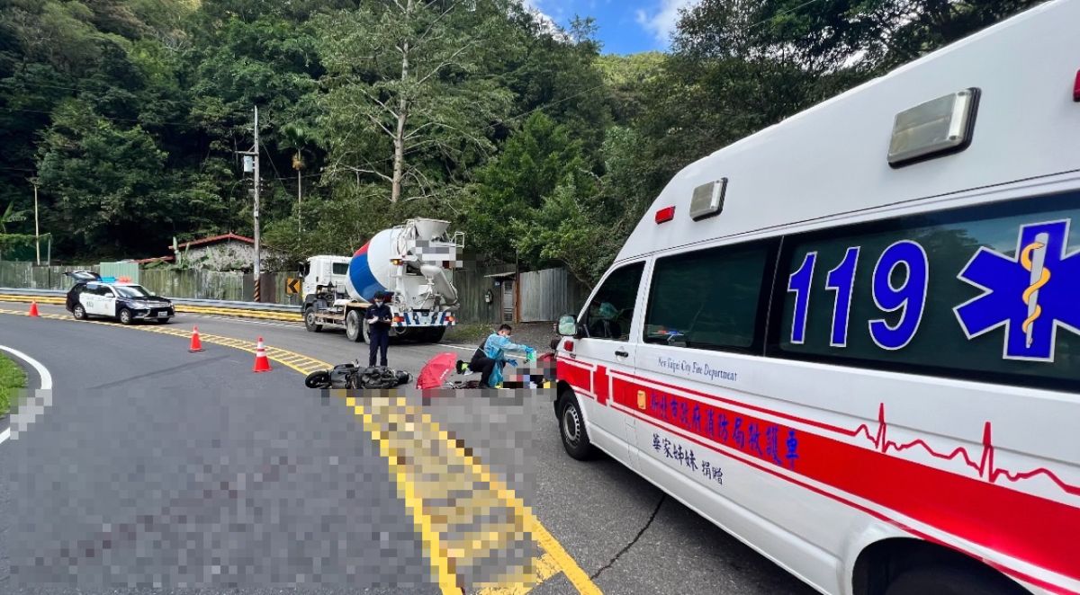 ▲周女在北宜公路一處彎道自摔，連人帶車滑向對向車道，遭行經的水泥預拌車輾過頭部慘死。（圖／翻攝畫面）