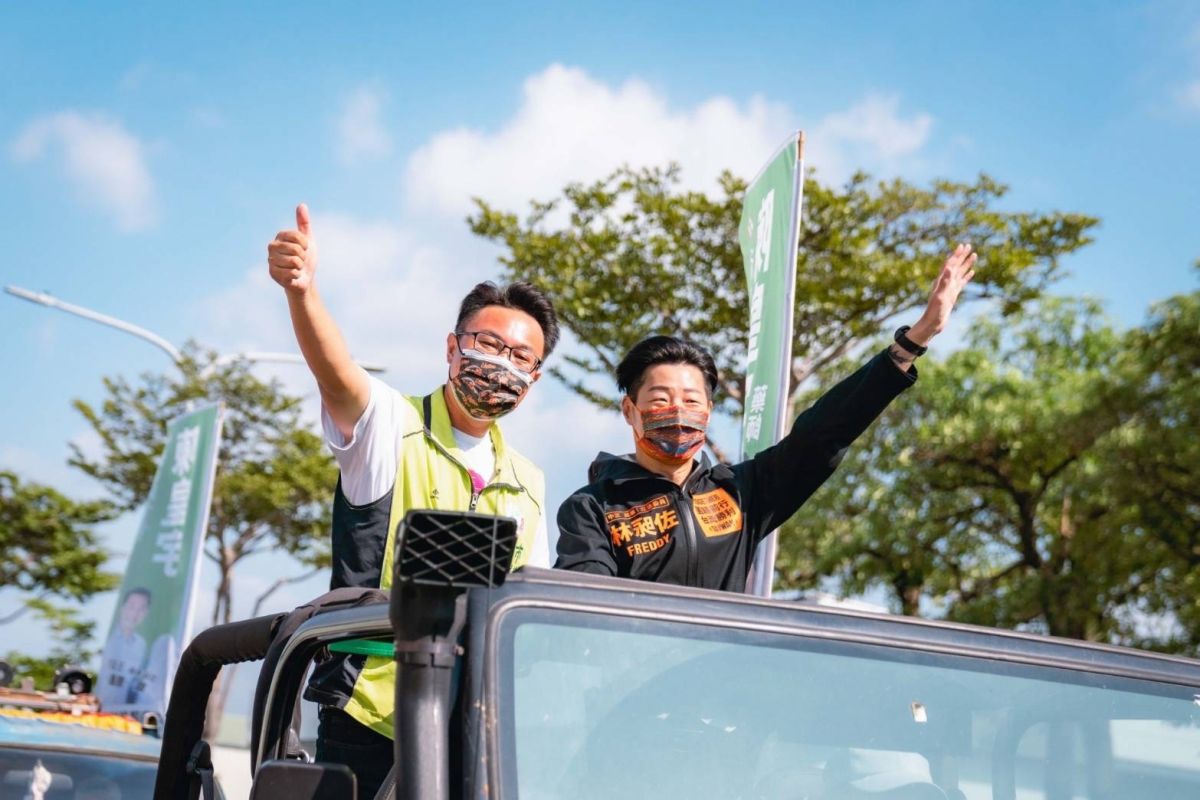 ▲戰將立委林昶佐(右)日前南下陪同第11選區市議員候選人陳皇宇(左)掃街拜票，拉抬聲勢（圖／陳皇宇提供）