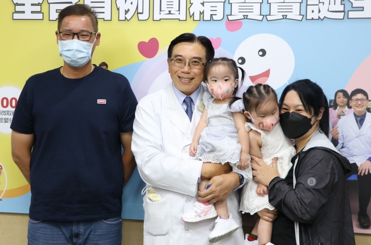 ▲北榮生殖醫學團隊今（30）日分享，經過4年努力，幫助無精症的A先生，從不成熟的「圓精細胞」中，成功培育8顆優質肧胎。圖為北榮泌尿部主任黃志賢與A先生全家合影。（圖／北榮提供）