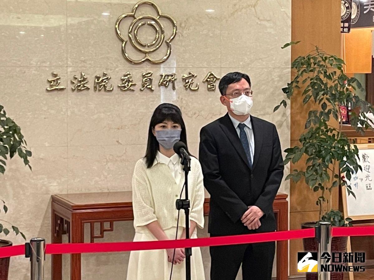 ▲高嘉瑜在律師陪同下出面受訪，過程中其數度語塞。（圖／記者黃宣尹攝，2022.09.30）