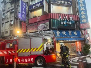 台北SOGO百貨旁牛排館火警！救出9男14女　1女嗆傷送醫
