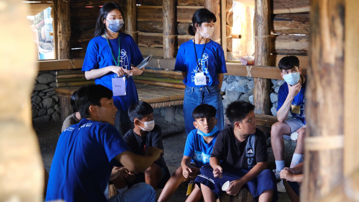 ▲台科大USR計畫召集大學生組成志工團隊，帶領東澳國小學童認識泰雅傳統家屋。（圖／台科大提供）