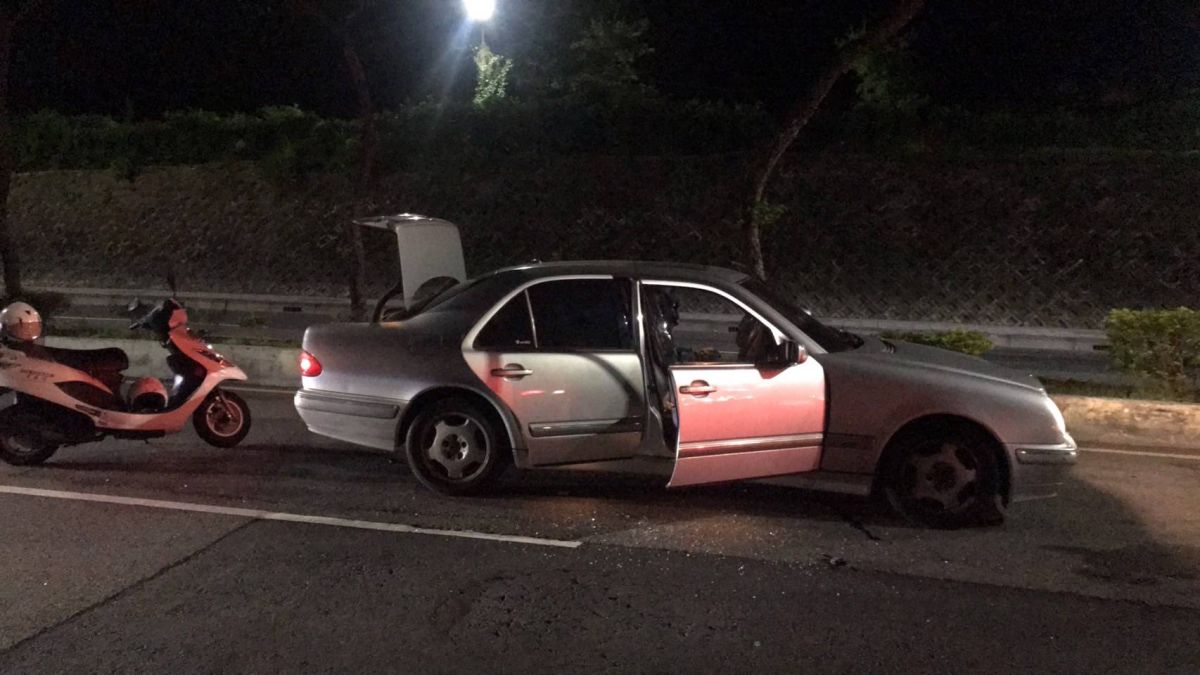 ▲淡水警方今天晚間在淡水區中山路129巷進行攔查，一名毒品通緝犯不僅拒絕下車檢驗，還開車撞傷民眾，警方開槍示警後，已經逮捕嫌犯。（圖／翻攝畫面）