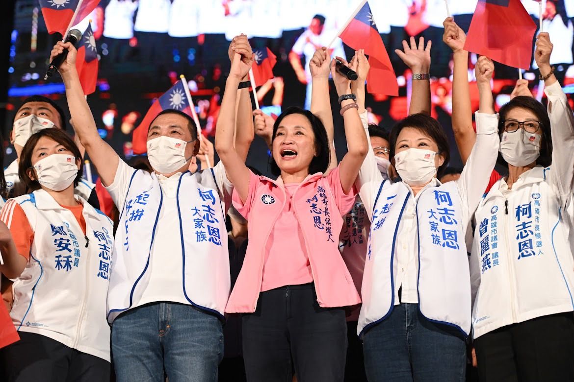 ▲國民黨高雄市長候選人柯志恩首場萬人造勢會今天晚間登場，當侯友宜、盧秀燕與柯志恩合體後，主持人台上喊說現場人數突破5萬人，為現場掀起另一波高潮。（圖／柯志恩競辦提供）