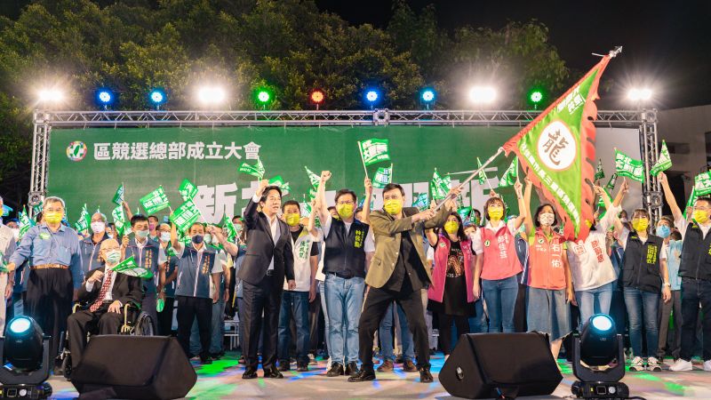 ▲余天喪女後首度公開露面,一席發言讓現場民眾都感同身受地泛淚。(圖/林佳龍辦公室提供)