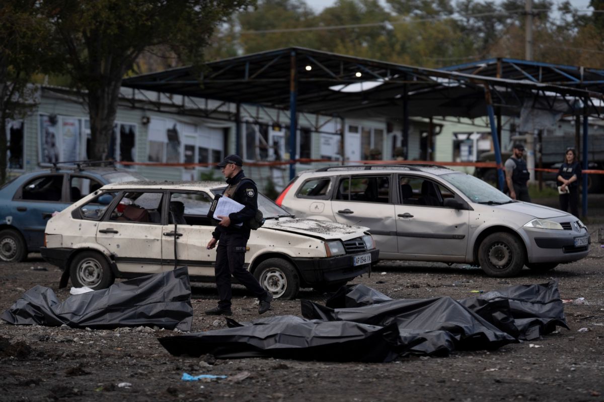 ▲札波羅熱（Zaporizhzhia）地區1個平民車隊遭遇砲襲，包括孩童在內至少30人喪生和數十人受傷，基輔指控是莫斯科發動攻擊造成。（圖／美聯社／達志影像）